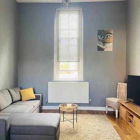2 Bed Self Contained Apartment Wrexham Zewnętrze zdjęcie