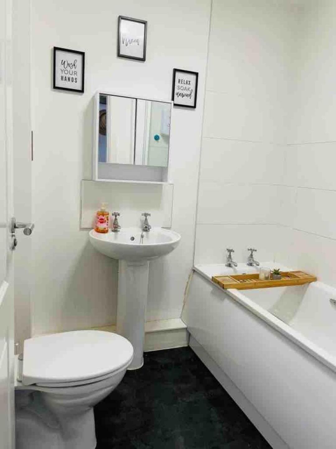 2 Bed Self Contained Apartment Wrexham Zewnętrze zdjęcie