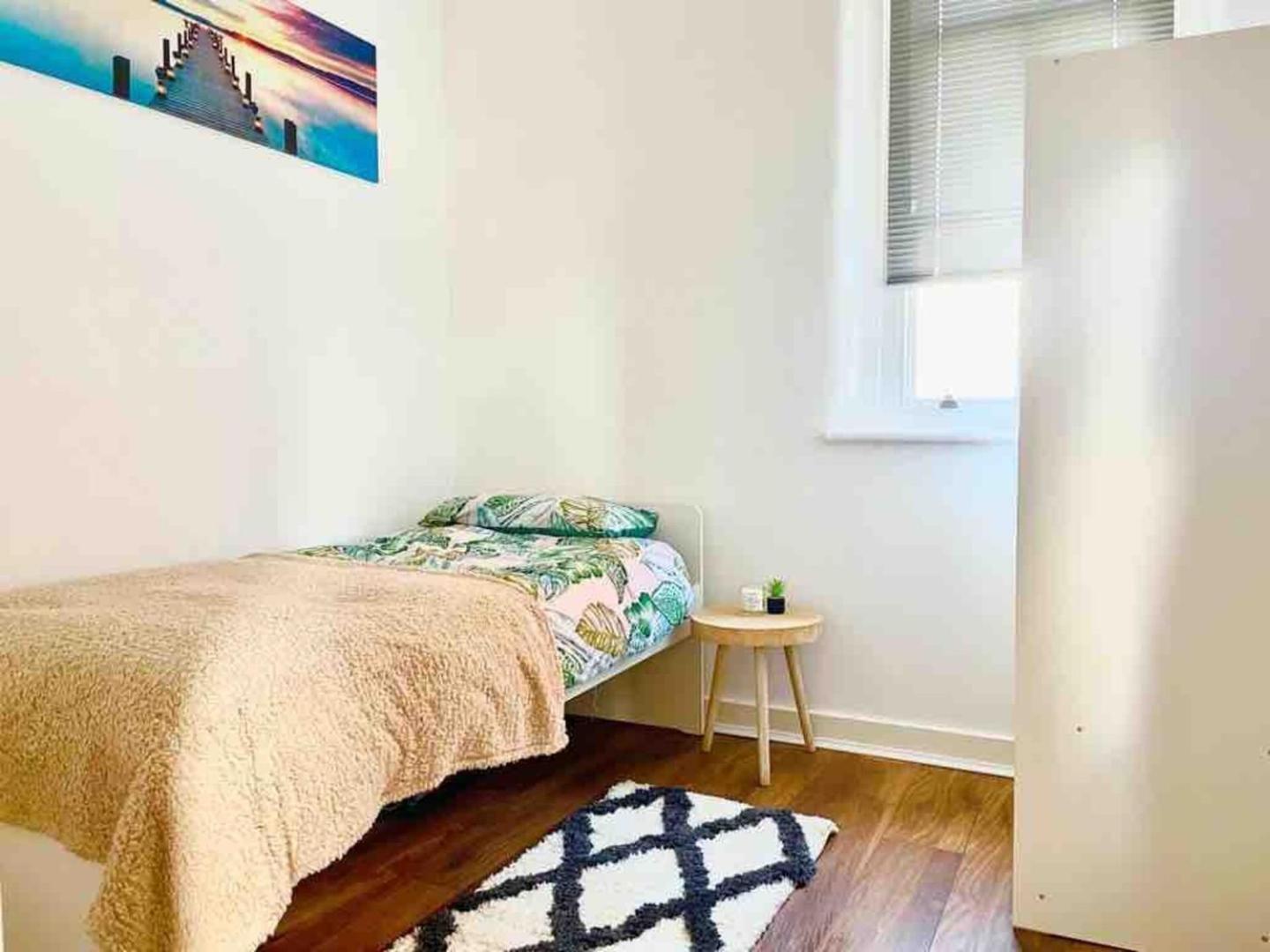 2 Bed Self Contained Apartment Wrexham Zewnętrze zdjęcie