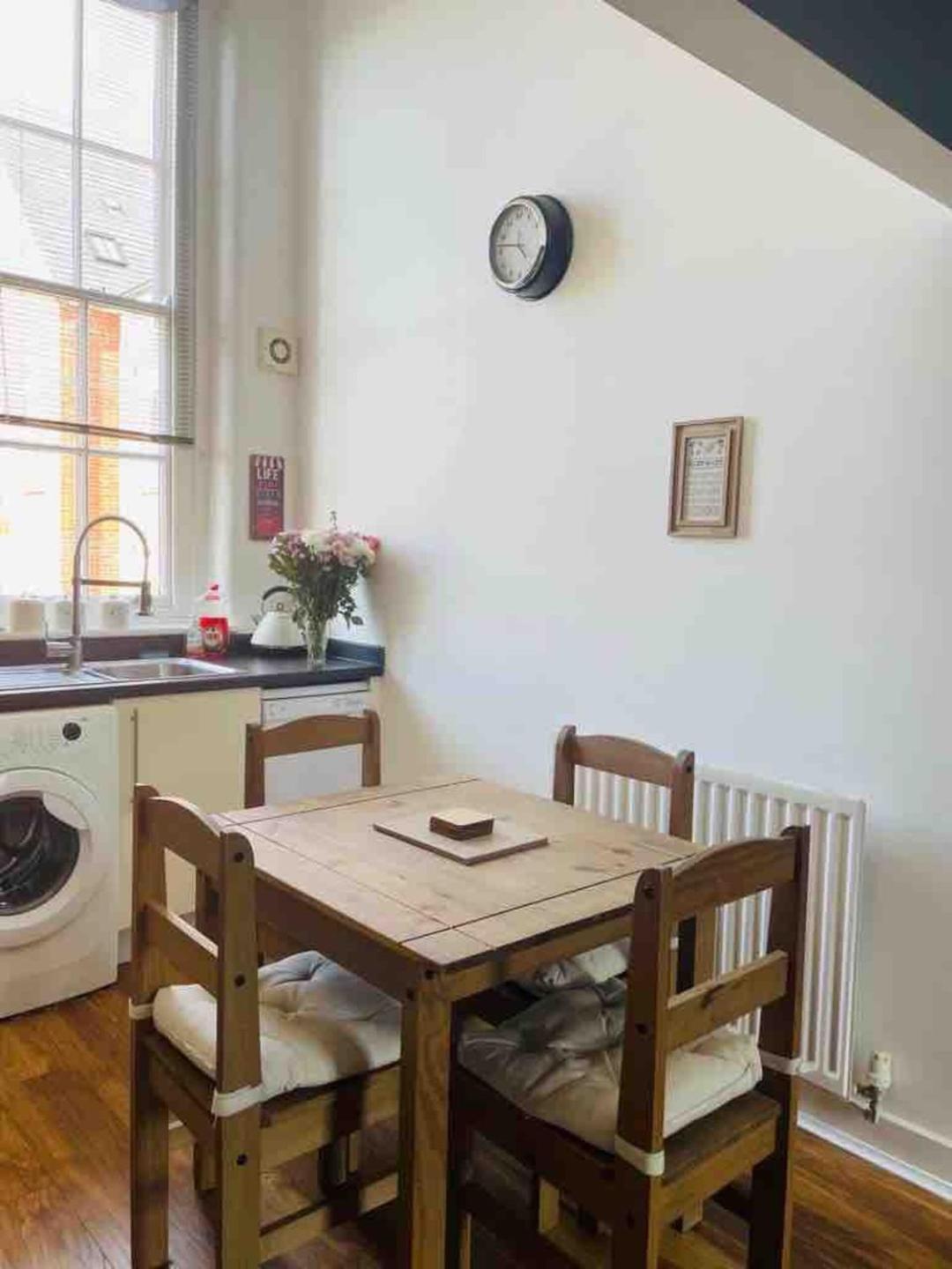 2 Bed Self Contained Apartment Wrexham Zewnętrze zdjęcie